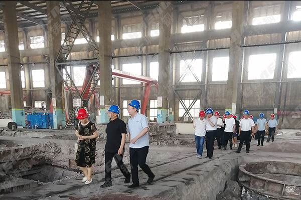 参观工厂.jpg